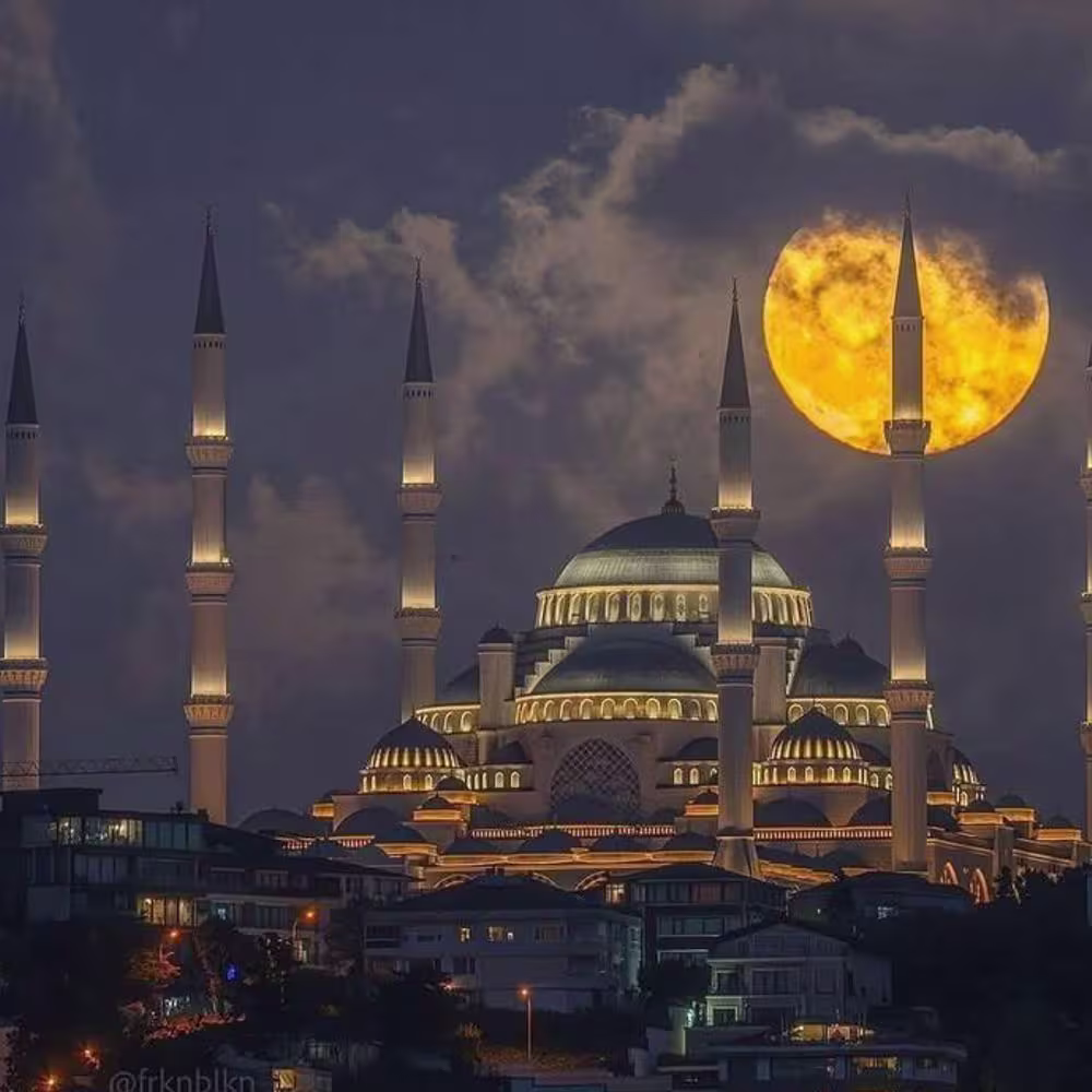 تور استانبول: از اصفهان 6شب و 7روز✈️ هتل Emmy ⭐⭐⭐ (8 آبان)#2447